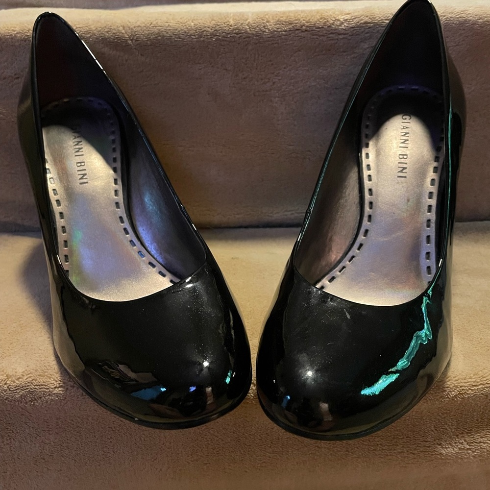Black patent leather Gianni Bini heals